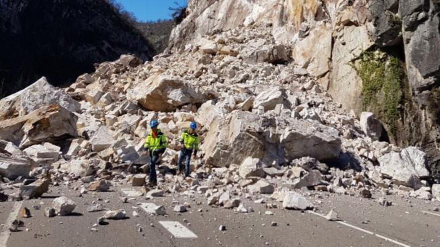 Las máquintas trabajan para retirar el argayo del Corredor del Nalón