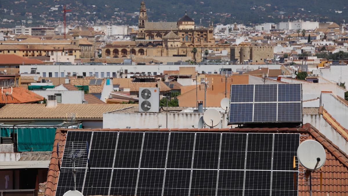 Placas solares en el casco histórico de Córdoba.