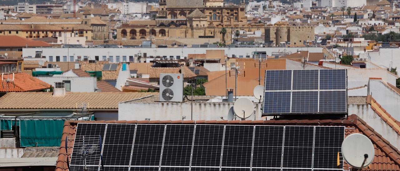 Placas solares en el casco histórico de Córdoba.