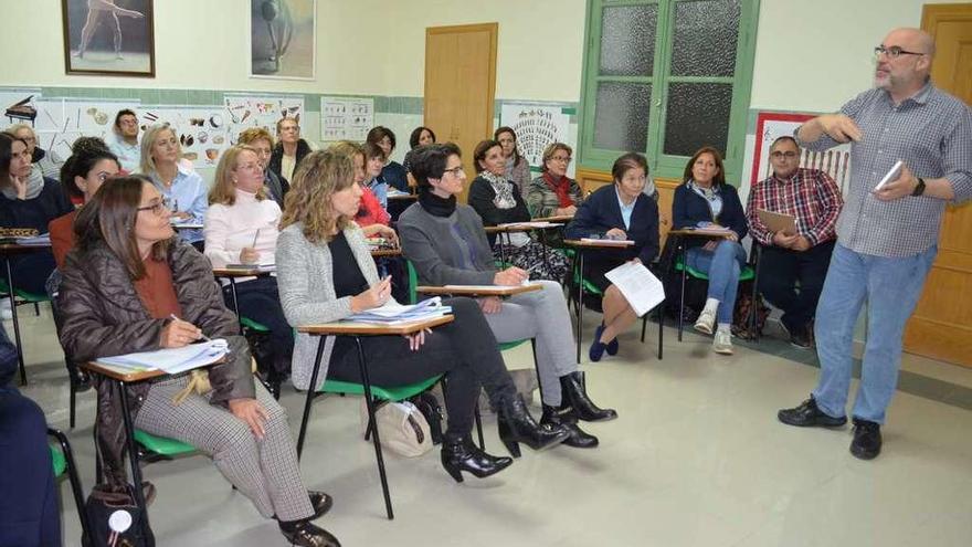 El profesor Zariquiey dirige sus explicaciones a docentes del colegio San Vicente de Paúl.