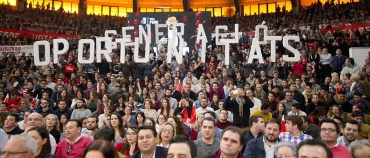 El público levanta el lema «Generació oportunitats» con letras de corcho.