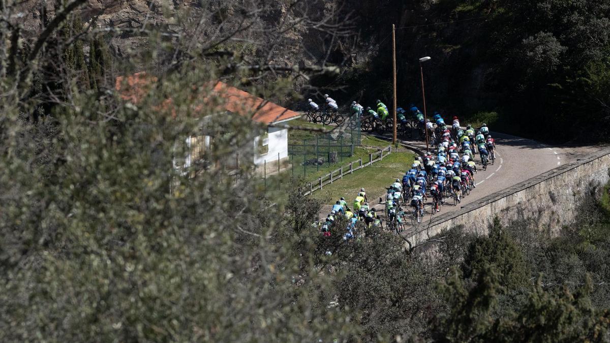El pelotón, en las primeras rampas del puerto de Villalcampo