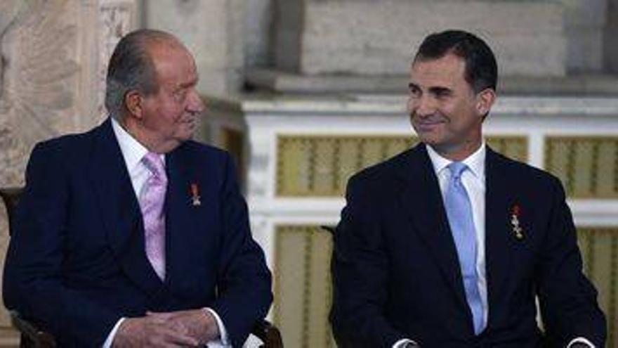 Juan Carlos firma la abdicación en su último acto oficial