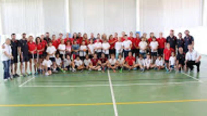 La selección española de hockey se entrena con alumnos del American School of Valencia de Puzol