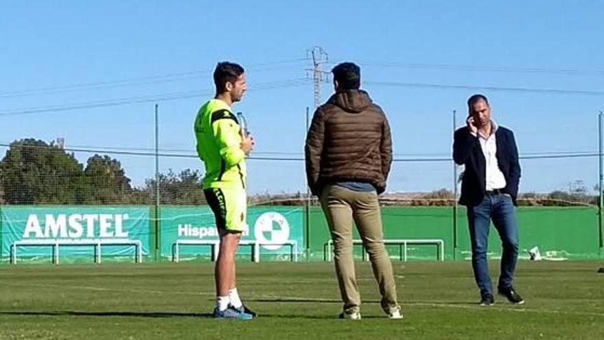 Jorge Cordero habla por el móvil en el Anexo en presencia de Mantencón y Edu Albacar.