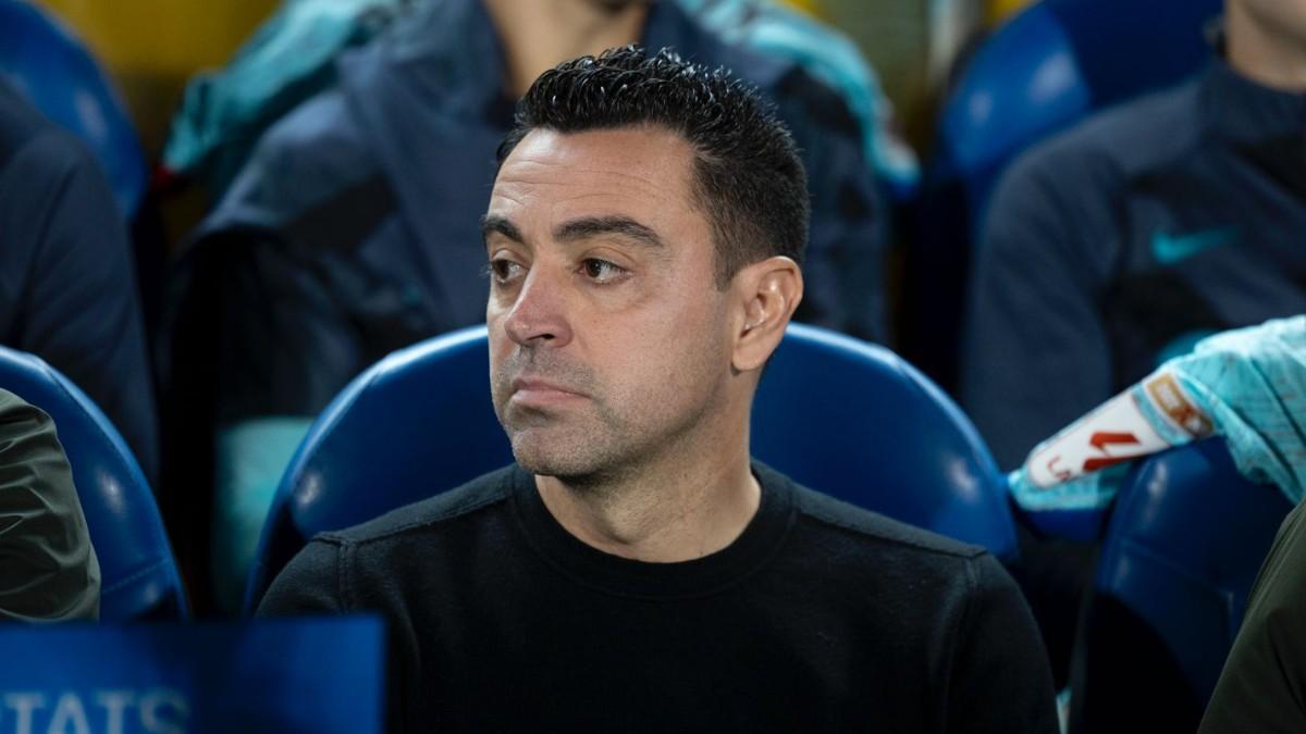 Xavi Hernández, serio en el banquillo del campo de la UD Las Palmas