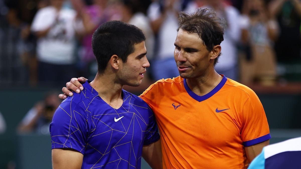 Carlos Alcaraz y Rafa Nadal se saludan tras su partido en Indian Wells.