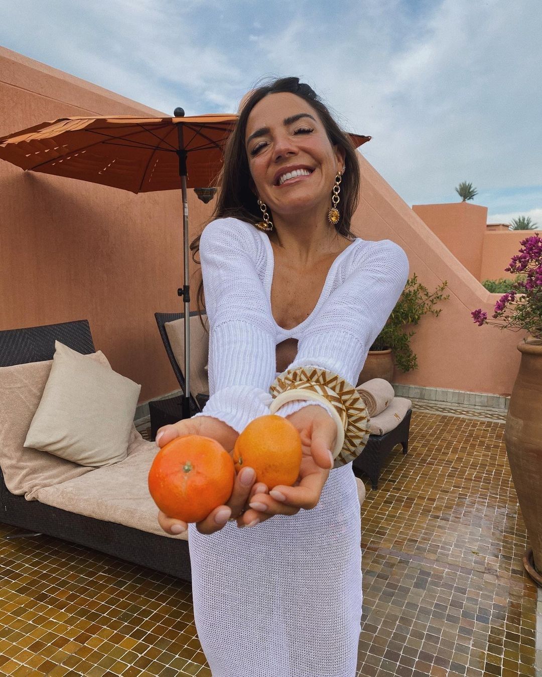 Paula Ordovás con vestido de punto blanco semitransparente, de la marca The Naked Tiger