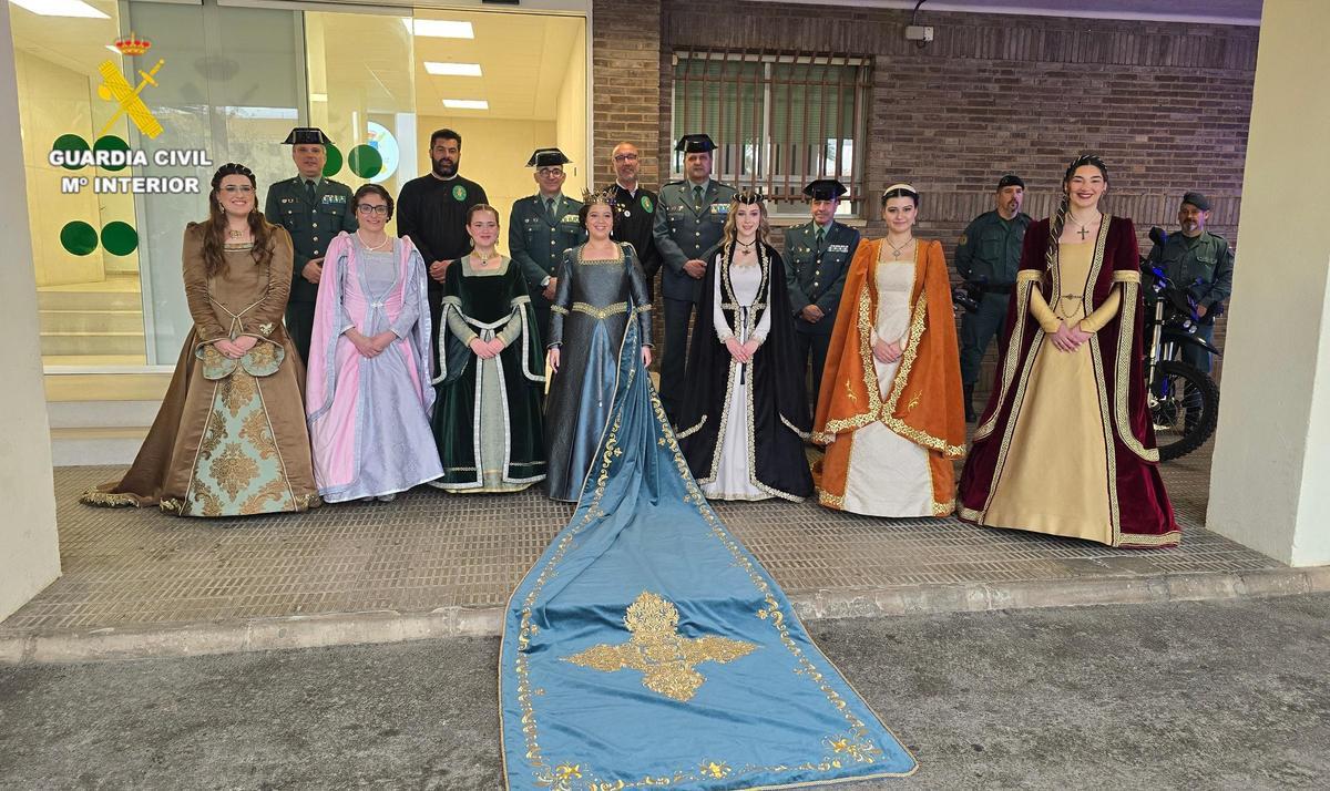 Visita de Na Violant y las dones de companya a la Comandancia de la Guardia Civil.