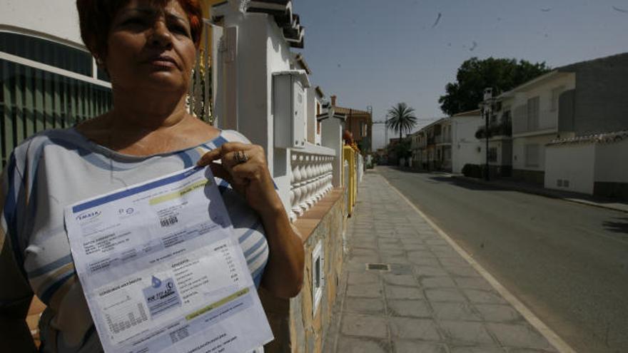 Eduarda Jimébnez, con una factura de Emasa en la calle Torremolinos.