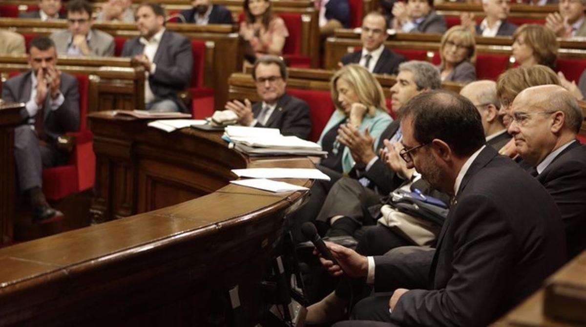 Mas i la resta de l’hemicicle aplaudeixen a Espadaler després d’anunciar la seva marxa.