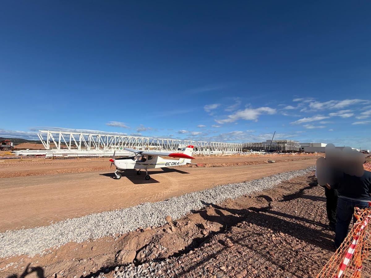 Aterrizaje de emergencia en Sagunt junto a las obras de la gigafactoría