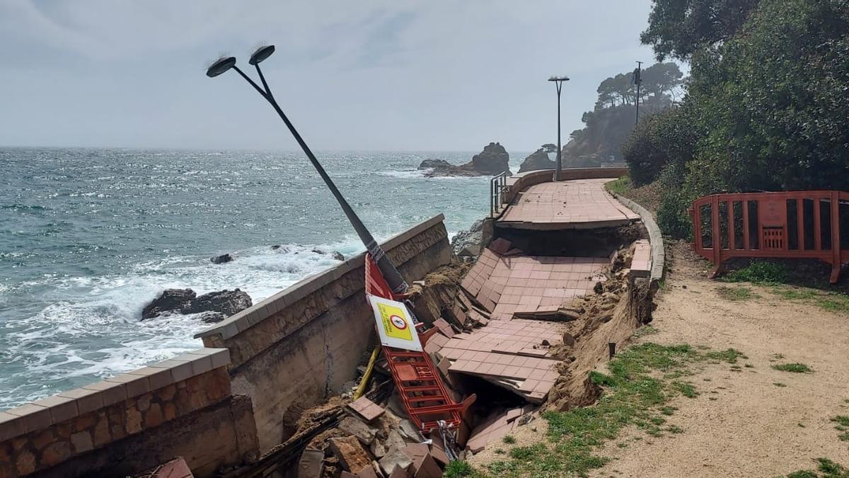 Les destrosses del temporal al passeig de la platja de Fenals de Lloret de Mar.