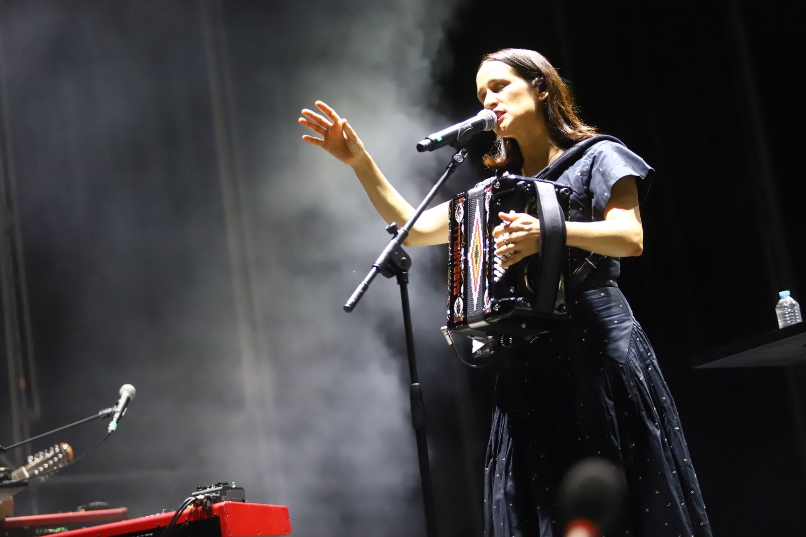 Julieta Venegas y Valeria Castro cantan en el teatro de la Axerquía