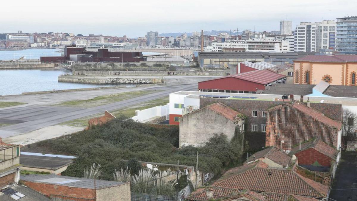 Suelo de Naval Gijón en el entorno de El Natahoyo. | Pablo Solares