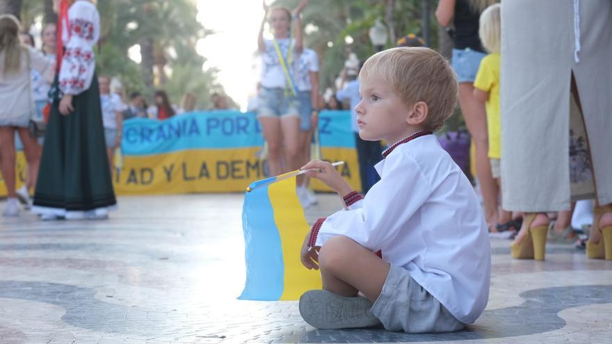 Cientos de ucranianos salen a la calle en Alicante para celebrar su Día de la Independencia