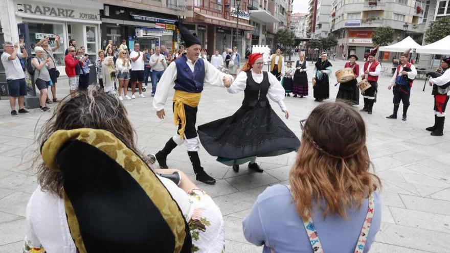 El grupo de A Nosa Señora da Xunqueira, actuando en la plaza de Galicia, ayer.