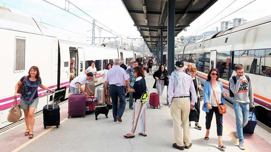 Pasajeros  en la estación de tren de Guixar // MARTA G. BREA