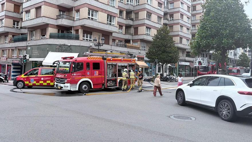 Incendia su piso en Oviedo tras ser desahuciado, se tira por la ventana y acaba entrando en otra vivienda