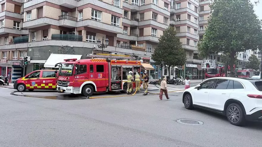 VÍDEO: Incendia su piso en Oviedo tras ser desahuciado, se tira por la ventana y acaba entrando en otra vivienda