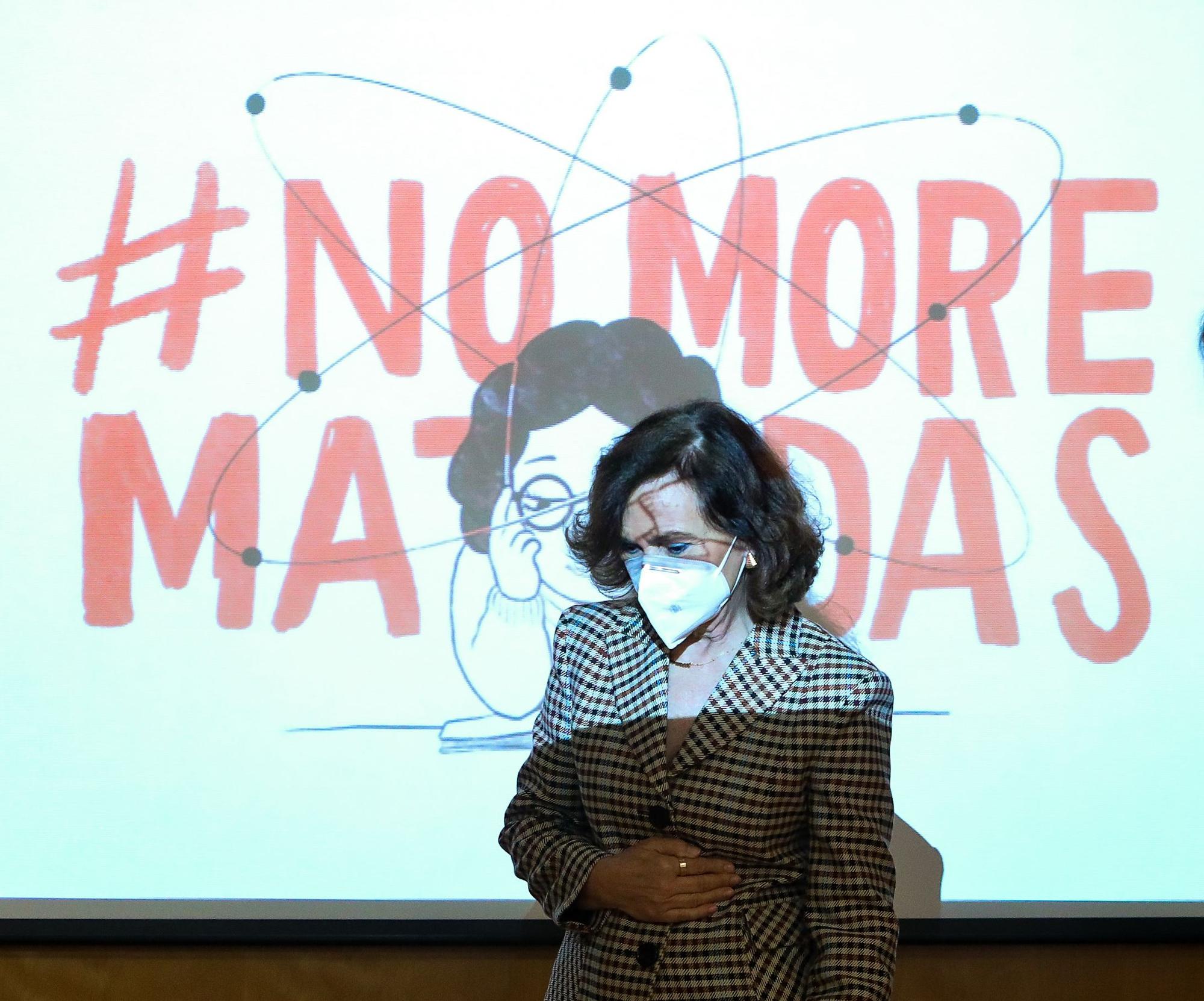 Carmen Calvo, con el logo de la campaña 'No more Matildas'.