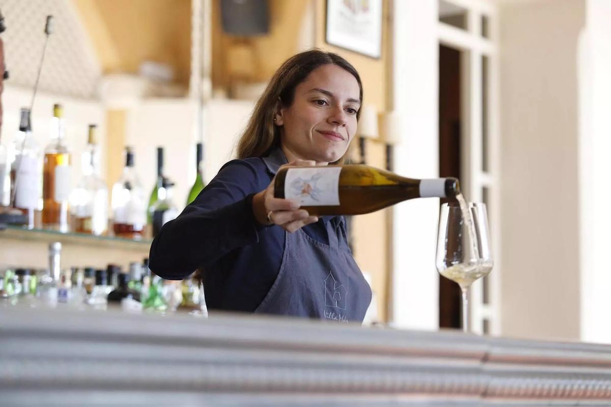 Paula Cuenda, sirviendo un vino en el restaurante Villa Más de Sant Feliu de Guíxols.