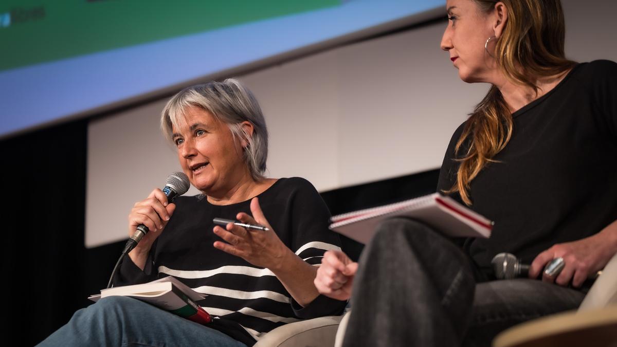 La presentación ha contado con Cristina Mas y Txell Feixas, periodistas y coeditoras del libro.