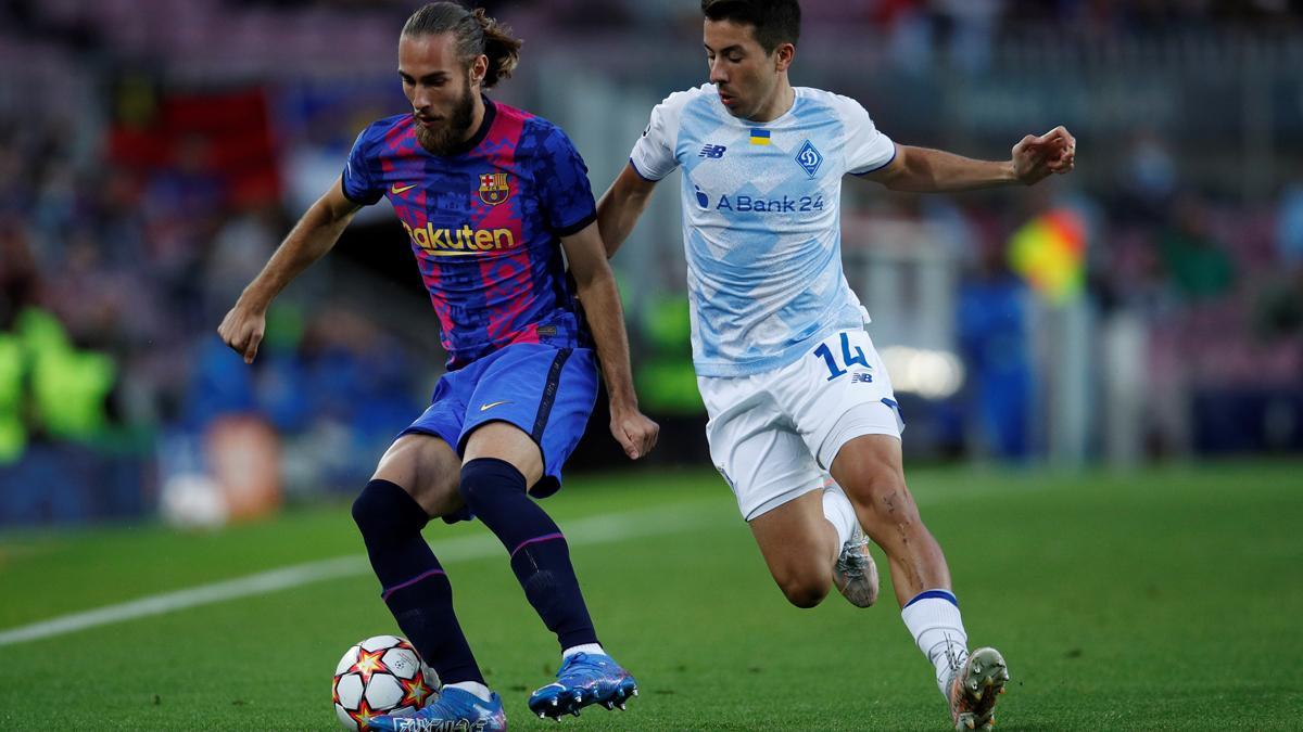 Mingueza, en una acción con el uruguayo De Pena, esta tarde en el Camp Nou