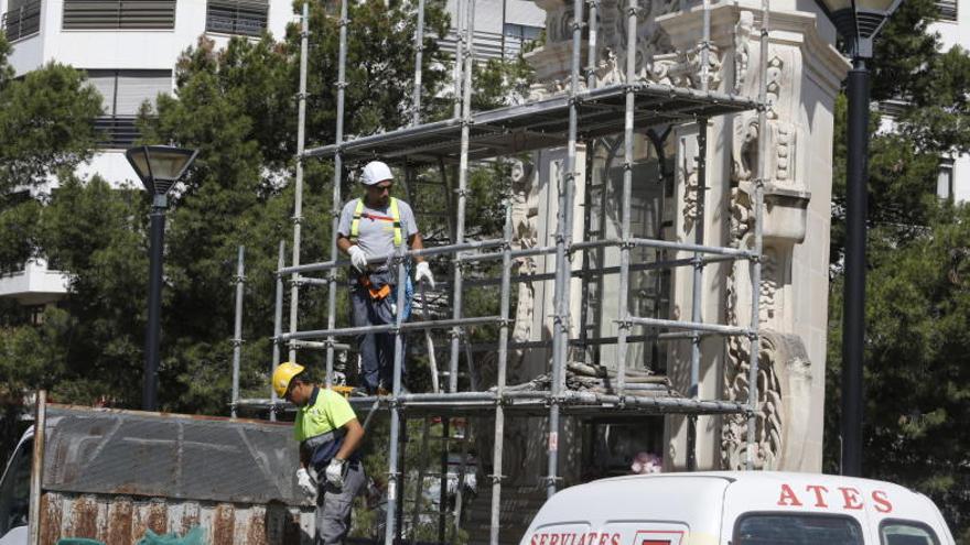 Los operarios instalando el andamio en la hornacina del puente de la Virgen