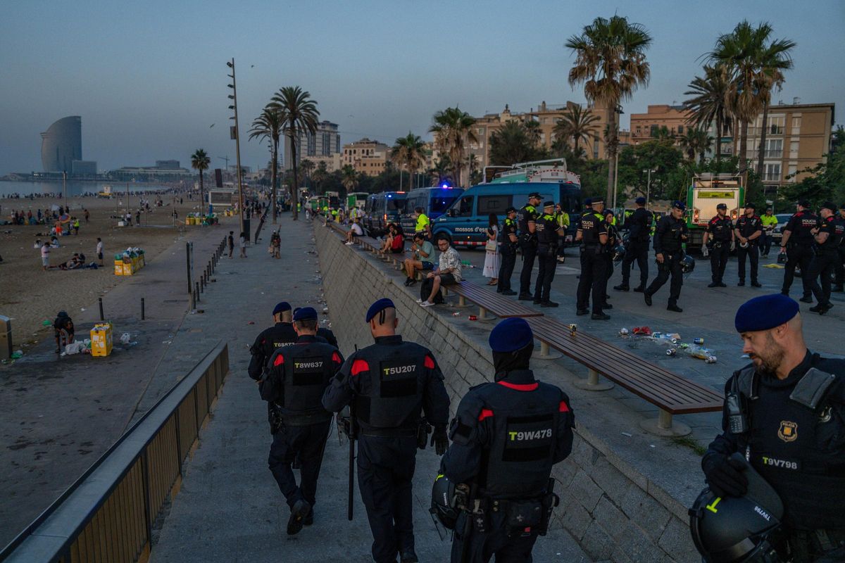 Limpieza de las playas de Barcelona tras la verbena de Sant Joan 2025