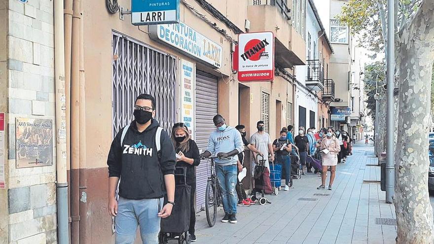 Las colas de personas en busca de alimentos han proliferado en Palma con la pandemia.