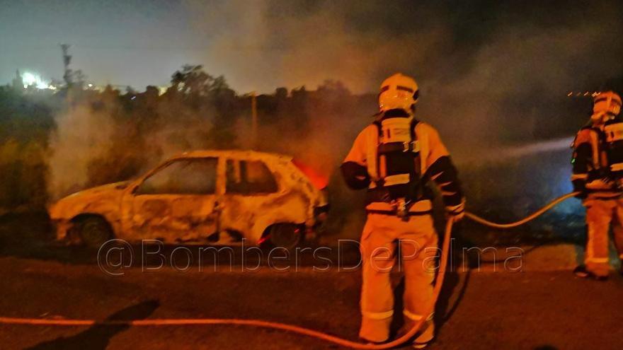 Incendio en un coche abandonado cerca de Son Llàtzer