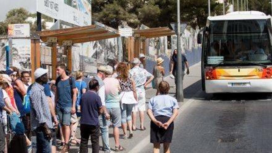 La parada de autobuses del centro del núcleo urbano de Santa Eulària.