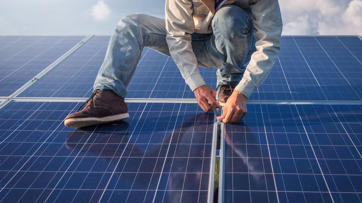 La instalación de placas solares permite ahorrar entre un 40 y un 80% en la factura eléctrica.