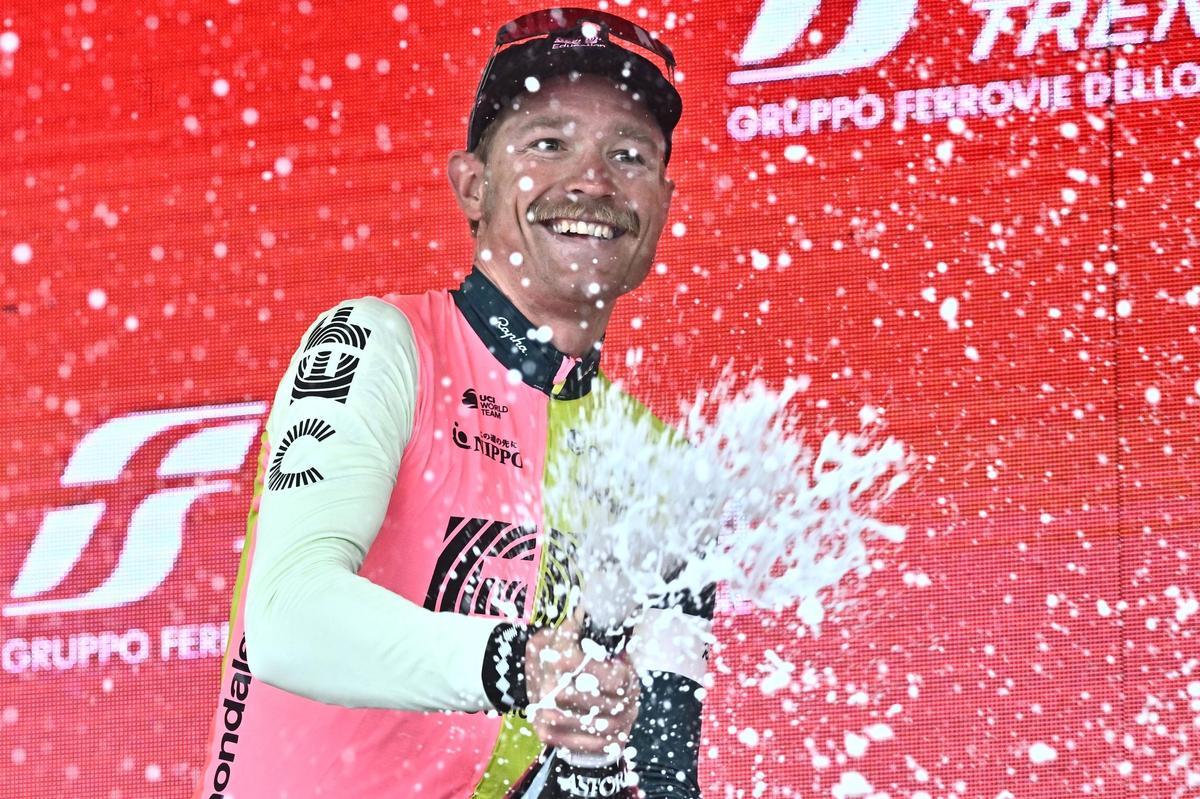 Viareggio (Italy), 16/05/2023.- Danish rider Magnus Cort Nielsen of Ef Education - Easypost team celebrates on the podium after winning the 10th stage of the 2023 Giro d’Italia cycling race over 196 km from Scandiano to Viareggio, Italy, 16 May 2023. (Ciclismo, Italia) EFE/EPA/LUCA ZENNARO
