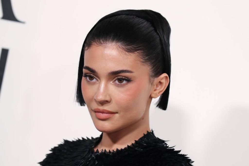 Kylie Jenner opta por un look más sofisticado y se deshace de sus operaciones estéticas
