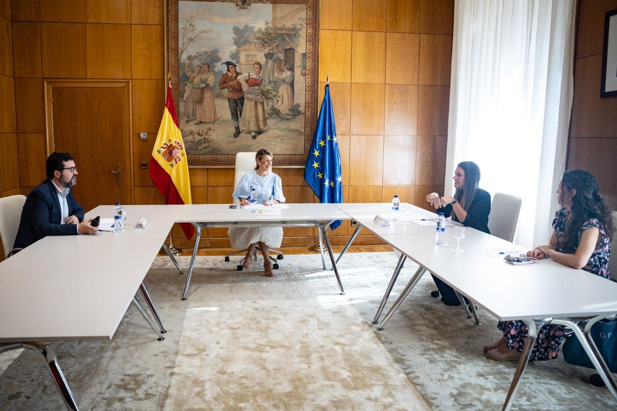 Yolanda Díaz y Míriam Nogueras, durante la reunión para negociar la reducción de la jornada laboral