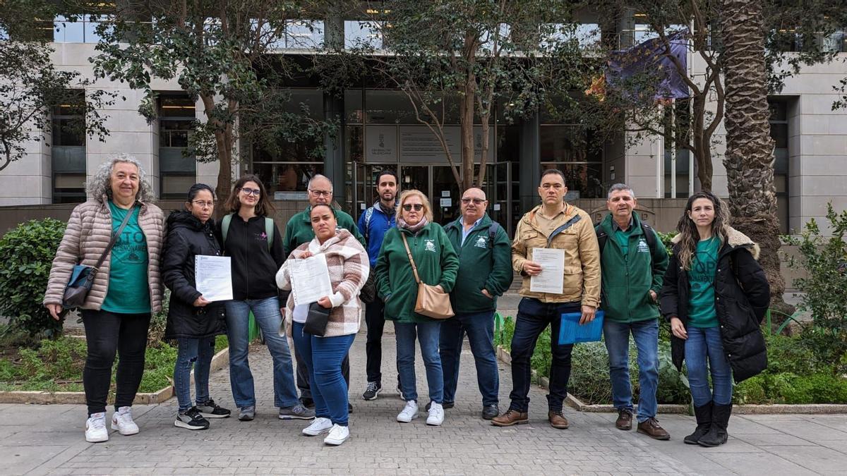 Activistas de la PAH con los afectados tras presentar las denuncias a los fondos buitre.