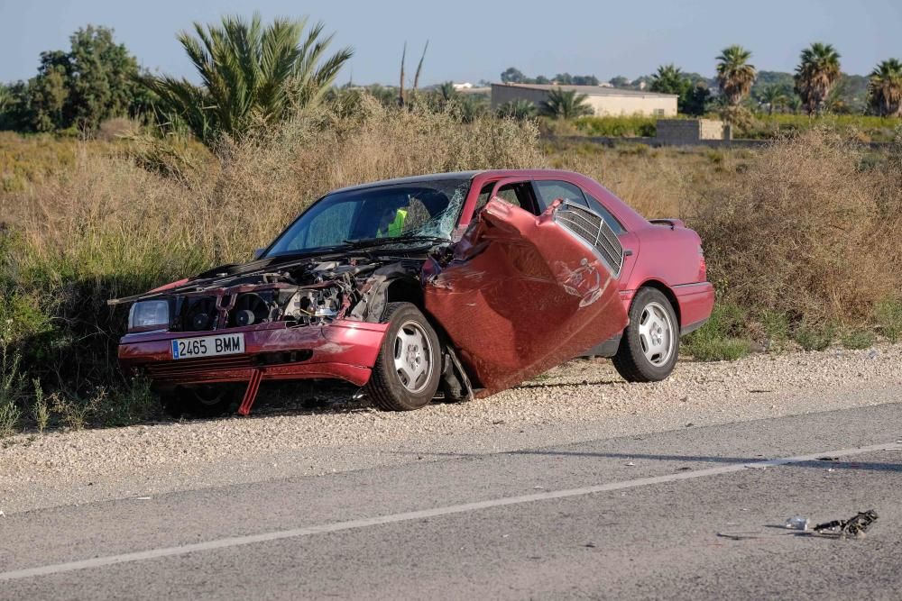 Un camión vuelca en la carretera de La Marina