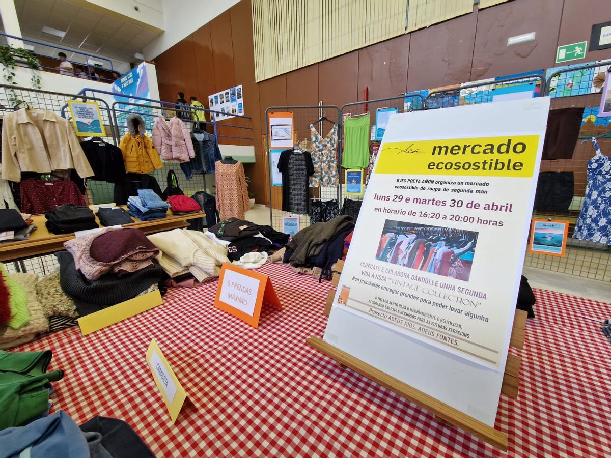 Mercado ecosostibe de roupa de segunda man no IES Poeta Añón