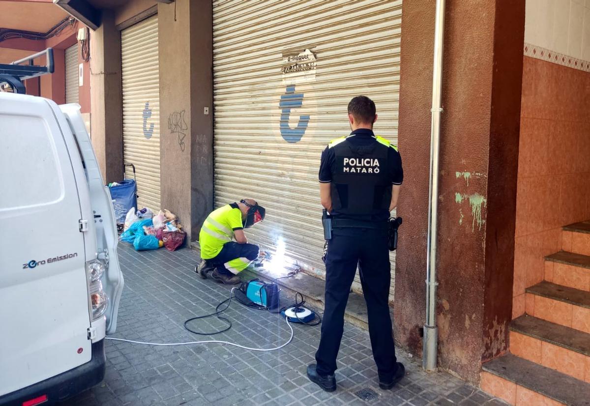 La policia local de Mataró ‘desocupa’ un pis que presentava «greus deficiències»