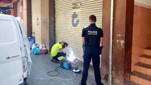 La policia local de Mataró ‘desocupa’ un pis que presentava «greus deficiències»