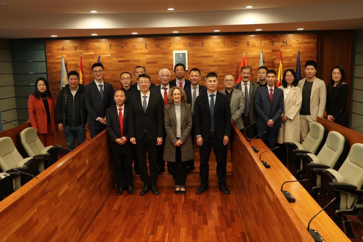 Amparo Folgado junto a representantes institucionales y de asociaciones empresariales, culturales y educativas de la comunidad china.
