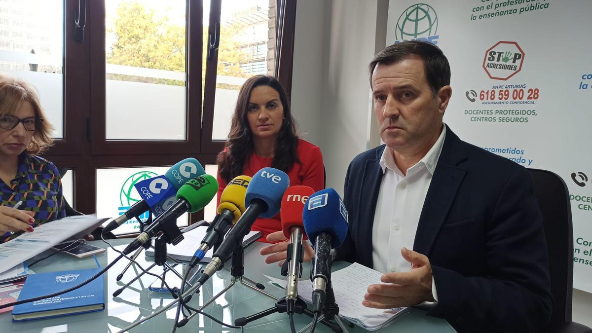 Montserrat Fernández y Gumersindo Rodríguez, durante la presentación del informe.