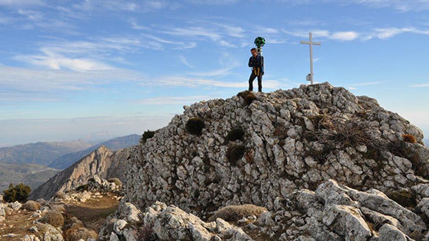 Uno de los excursionistas, con el &#039;trekker&#039; a la espalda.