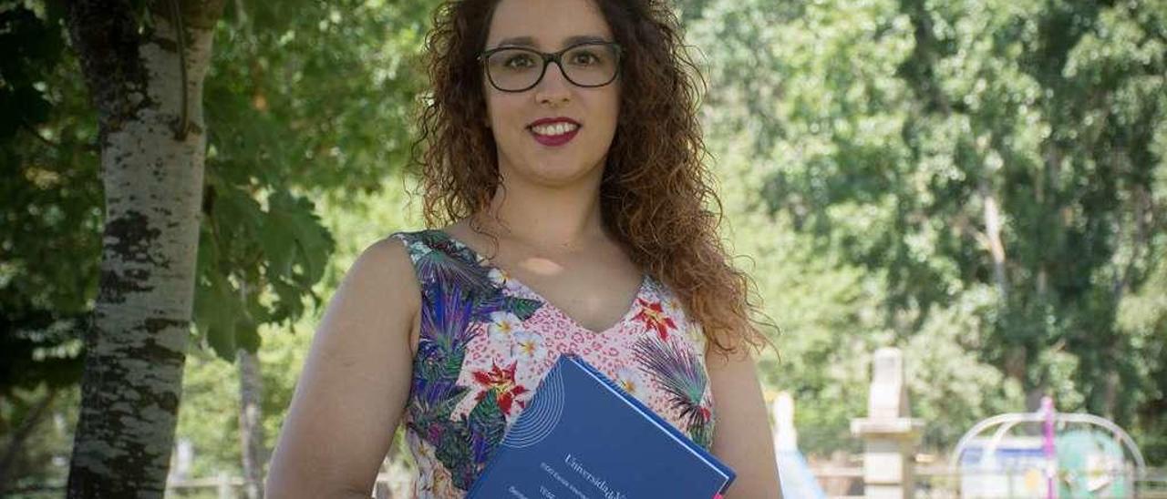 La autora del estudio sobre los adolescentes gallegos, Lorena Macía, con su tesis doctoral.