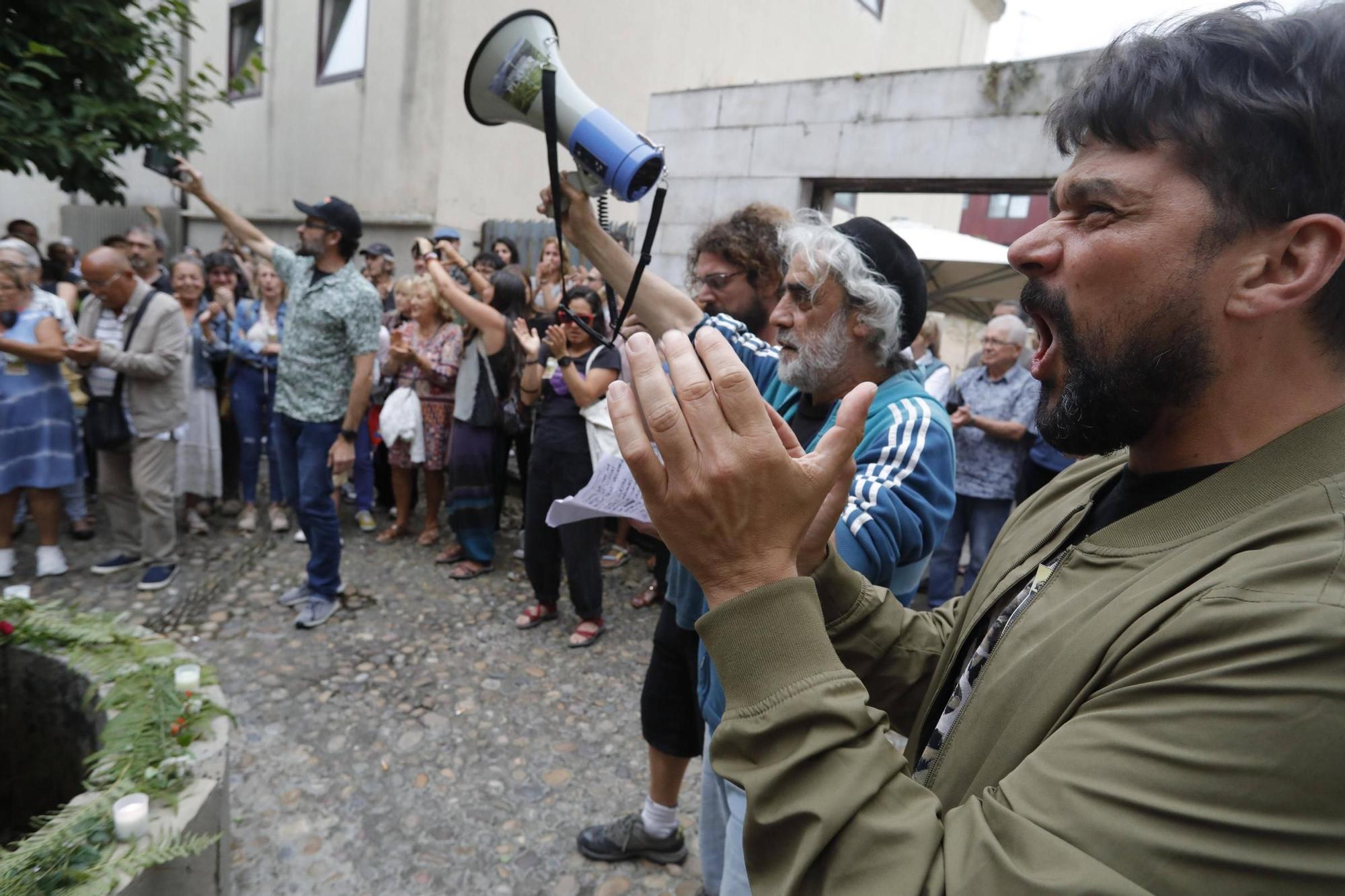 Así fue la despedida y el homenaje de amigos y clientes del Cafetón en Avilés a sus dueños, muertos en León