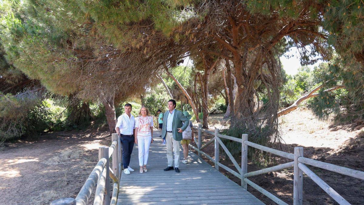 La alcaldesa de Marbella, Ángeles Muñoz, en su visita a las Dunas de Artola.