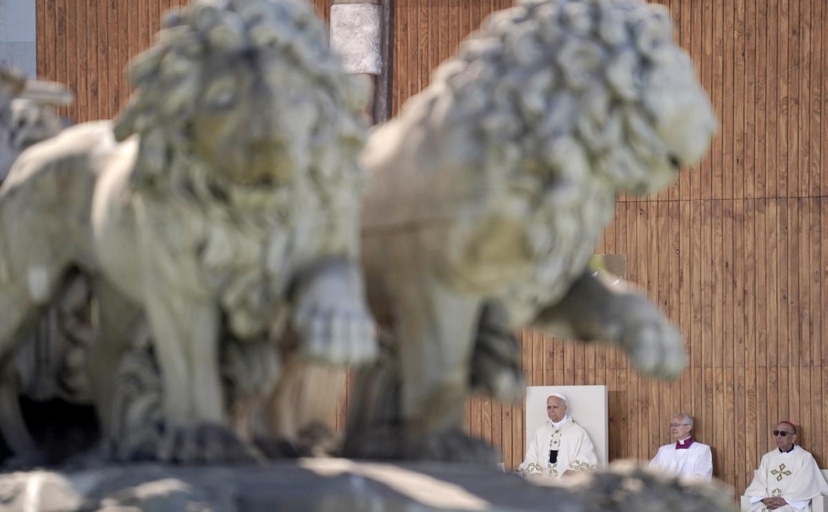 Los leones de Cibeles, con el Papa de fondo.