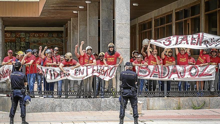 Bomberos piden que medie Rajoy en su conflicto